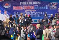 Gelaran pelaksanaan kegiatan jalan sehat HUT PPDI Blora di Alon - Alon Blora yang diikuti ribuan Peserta.