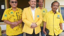 Tengah : Ketua DPD Golkar Blora, Siswanto.