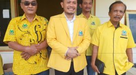 Tengah : Ketua DPD Golkar Blora, Siswanto.