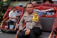 Kapolres Blora, AKBP. Wawan Andi Susanto saat menghadiri penyerahan becak dari Presiden Prabowo di Rumah Dinas Bupati Blora.