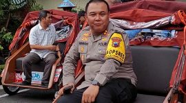Kapolres Blora, AKBP. Wawan Andi Susanto saat menghadiri penyerahan becak dari Presiden Prabowo di Rumah Dinas Bupati Blora.