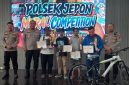 Kapolres Blora, AKBP. Wawan Andi Susanto menyerahkan hadiah kepada peserta loma mural competition.