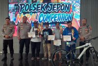 Kapolres Blora, AKBP. Wawan Andi Susanto menyerahkan hadiah kepada peserta loma mural competition.