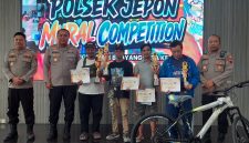 Kapolres Blora, AKBP. Wawan Andi Susanto menyerahkan hadiah kepada peserta loma mural competition.