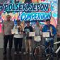 Kapolres Blora, AKBP. Wawan Andi Susanto menyerahkan hadiah kepada peserta loma mural competition.