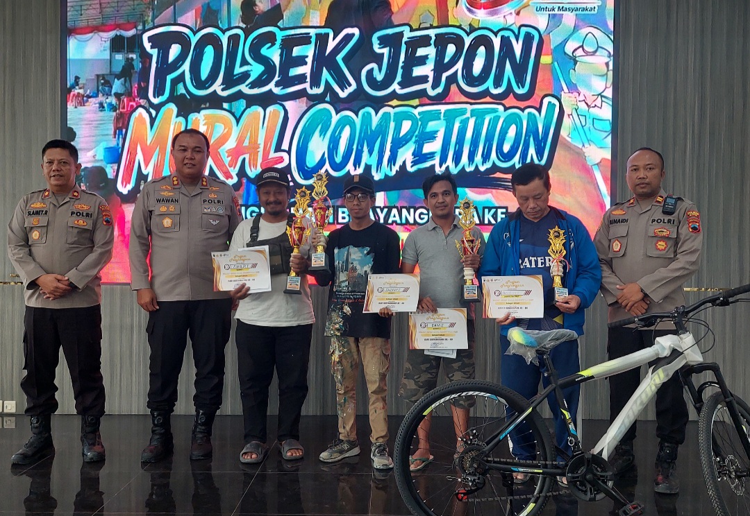 Kapolres Blora, AKBP. Wawan Andi Susanto menyerahkan hadiah kepada peserta loma mural competition.