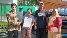 Baznas Blora berikan bantuan dua gerobak kepada dua penerima manfaat.