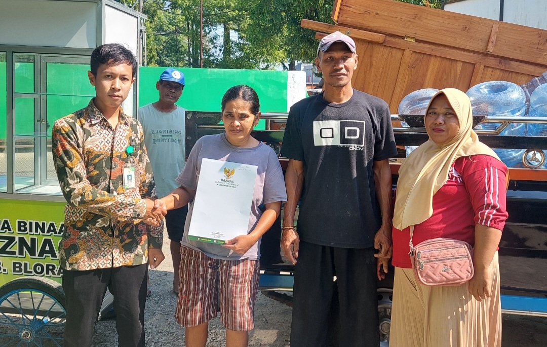 Baznas Blora berikan bantuan dua gerobak kepada dua penerima manfaat.